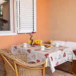 Apartment For 5 Makarska