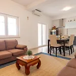Apartment For 5 Makarska