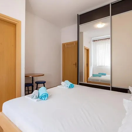 Apartamento For 5 Makarska