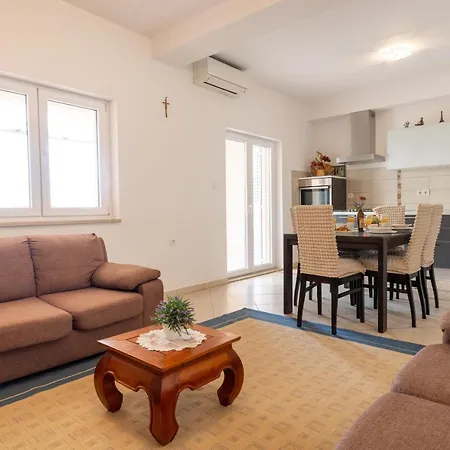 Apartamento For 5 Makarska